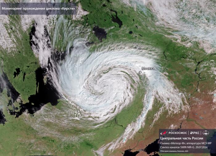 Роскосмос показал принесший долгожданную свежесть в Москву циклон