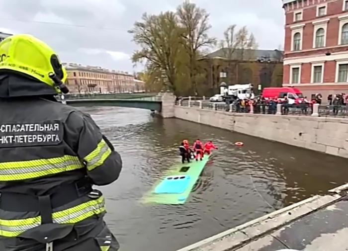 В Петербурге автобус с пассажирами упал в Мойку