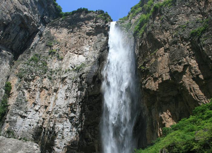 Самый высокий водопад в Китае оказался искусственным