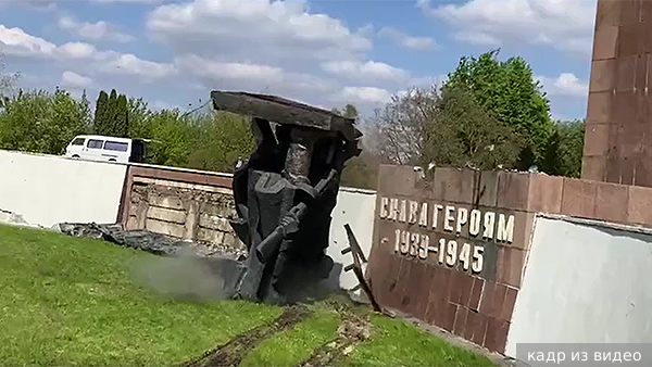 В Ровно снесли монумент в честь победы в Великой Отечественной войне