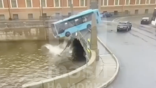 Появилось видео из салона упавшего в Мойку автобуса