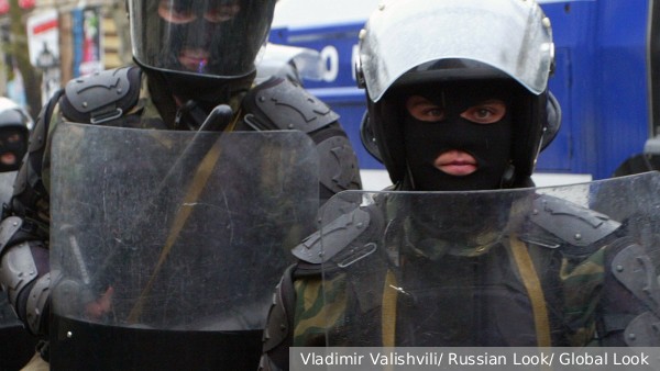 Полицейские начали задерживать протестующих в Тбилиси после использования пиротехники