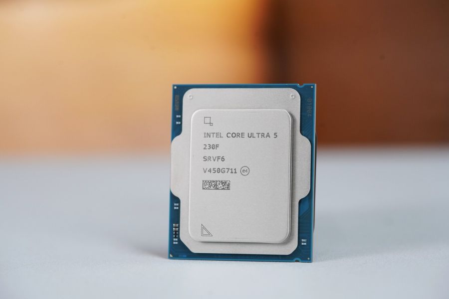 Intel представила процессор Core Ultra 5 230F с уникальной теплораспределительной крышкой