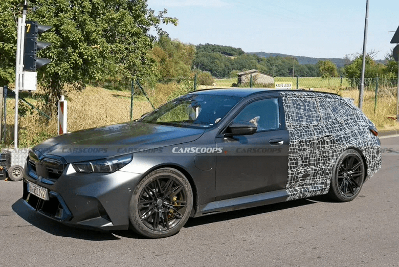 Новейший универсал BMW M5 Touring 2025 показали вживую накануне анонса