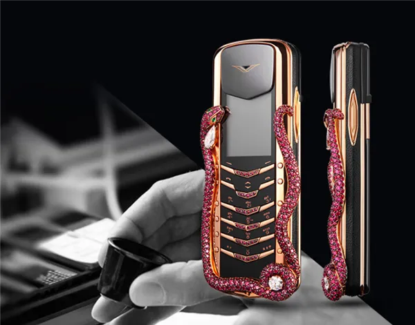 Vertu представил очень дорогой кнопочный телефон Signature V Cobra Limited Edition