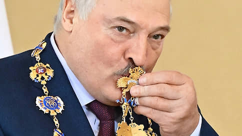 Путин вручил Лукашенко орден Андрея Первозванного