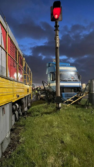 Грузовик врезался в локомотив на ж/д переезде в Автово