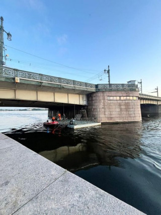 Пьяная компания угнала в Петербурге понтон