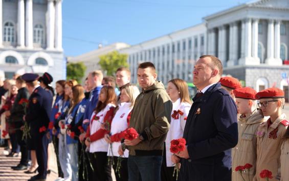 В Курске возложили цветы к стеле Героям-курянам