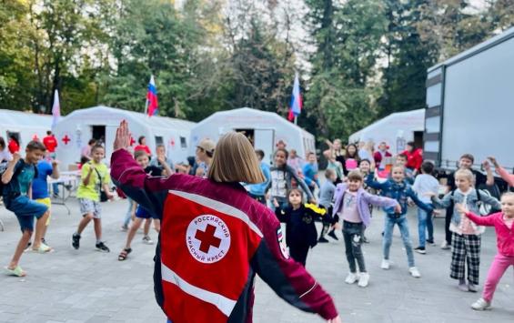 В Курске сотрудники Красного Креста помогают эвакуации жителей