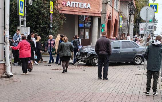 Вчера в Курске 24-летний водитель чуть не покалечил пешеходов на тротуаре