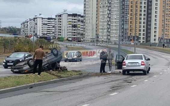 В Курске на проспекте Плевицкой перевернулся автомобиль