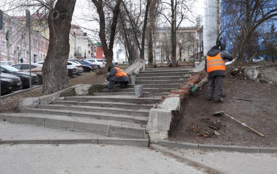 Специалисты приводят в порядок лестницу в курском сквере на Дзержинского