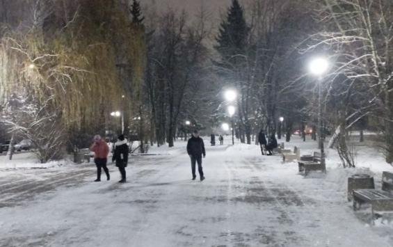 В Курске заменили освещение в парке КЗТЗ