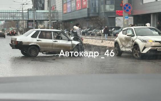 В Курске около ТЦ «МегаГринн» произошло серьезное ДТП