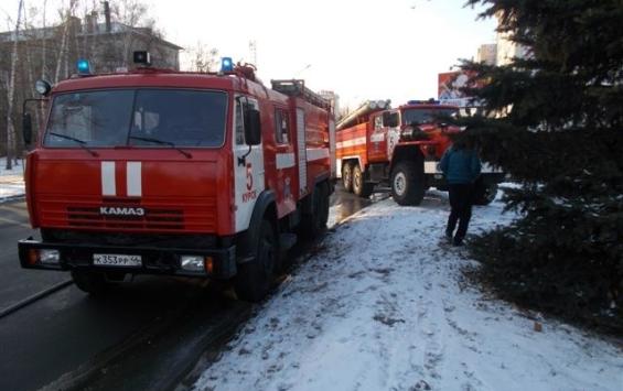 В Курске огнеборцы тушат пожар в жилом доме на улице Дубровинского