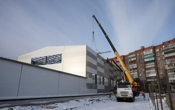 В курском ФОКе смонтировали кровлю над административной частью здания