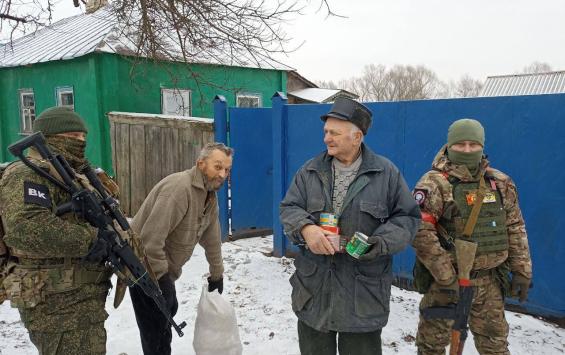 Курские Барсы совместно с военной полицией передали глушковцам гуманитарную помощь