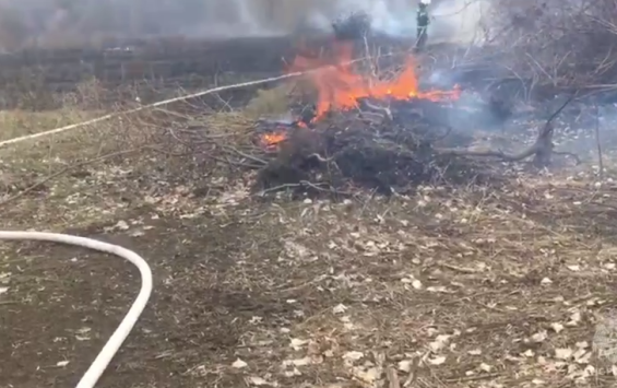 Виднеющийся дым связан с загоранием сухой травы в Курском районе