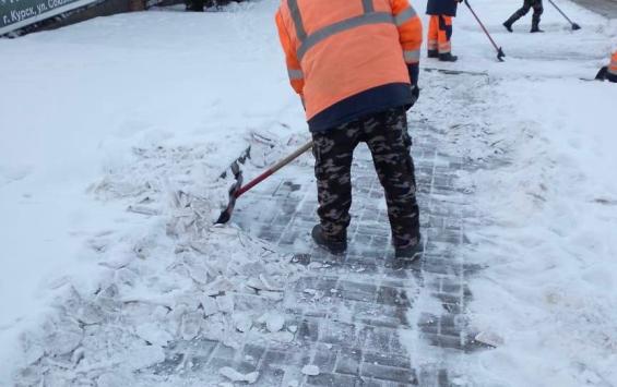 На борьбу с непогодой в Курске вышли 77 специалистов