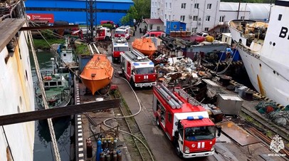 Во Владивостоке сотрудники МЧС России тушат пожар на рыболовном судне