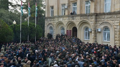 Потребовали отставки властей: протестующие в Абхазии начали скандировать: Россия!