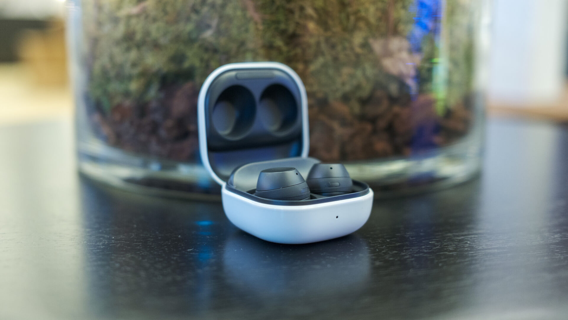 Наушник Samsung Galaxy Buds FE взорвался в ухе, лишив девушку слуха