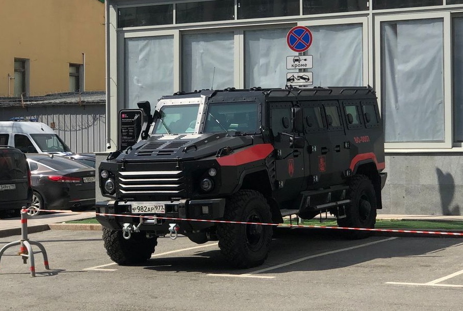 Московский метрополитен приобрел десятитонный броневик со шноркелем