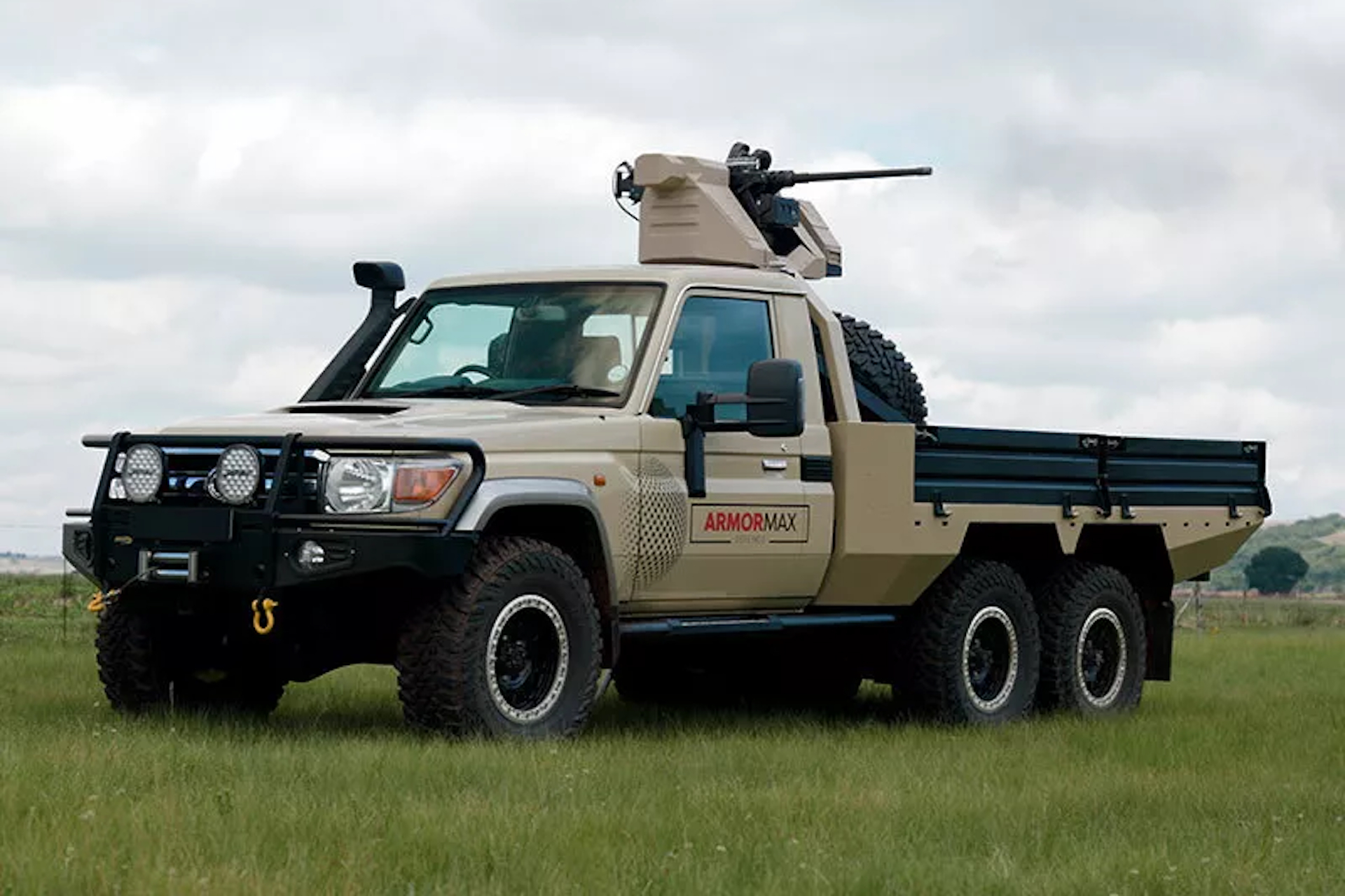 Классический Toyota Land Cruiser превратили в шестиколёсный пикап с пулемётом