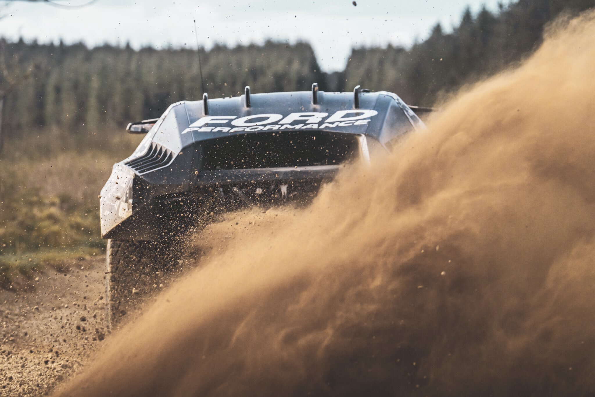 Компания Ford показала первый снимок гоночного Ranger Raptor для «Дакара»