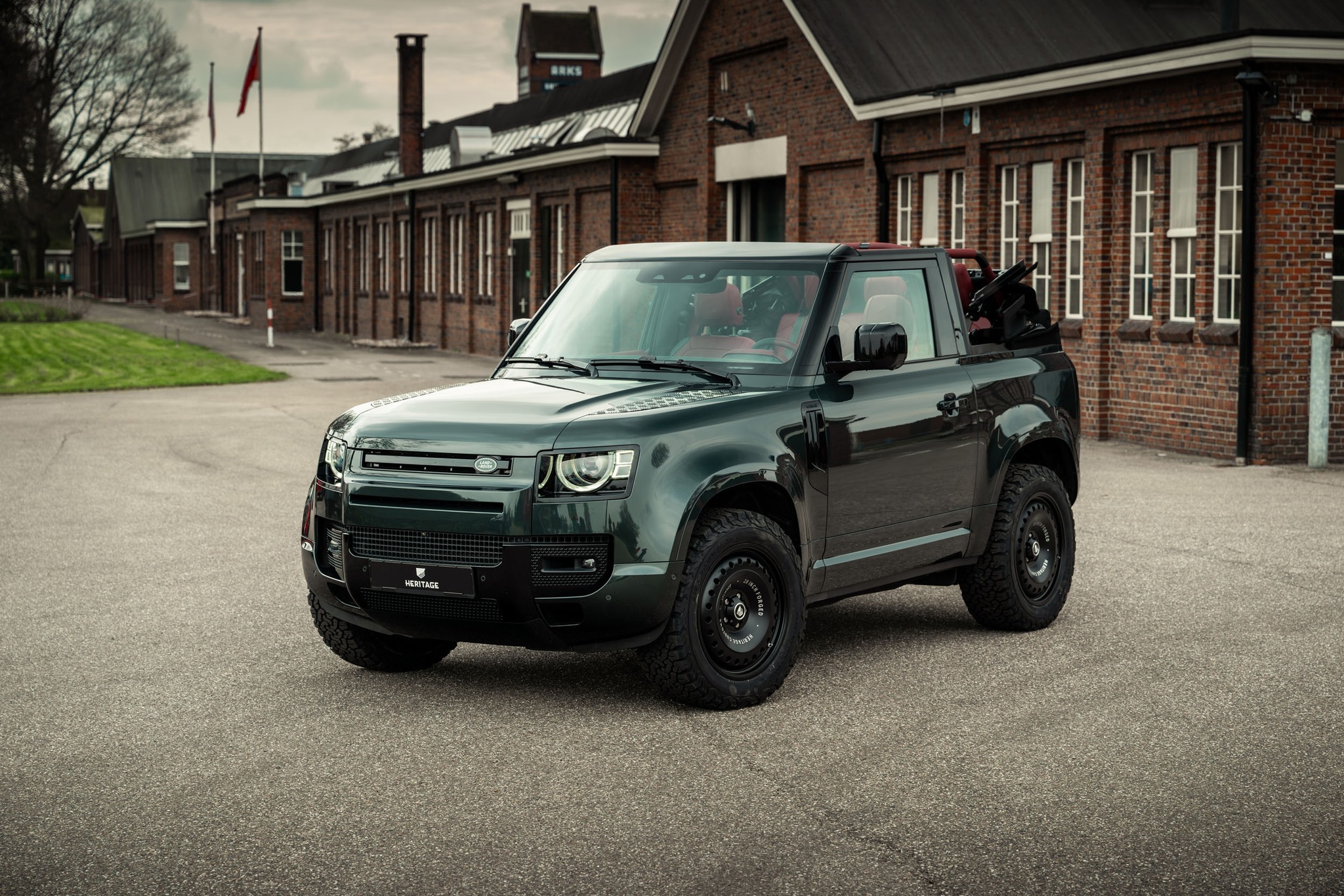 Нидерландское ателье показало очень тёмный кабриолет Land Rover Defender