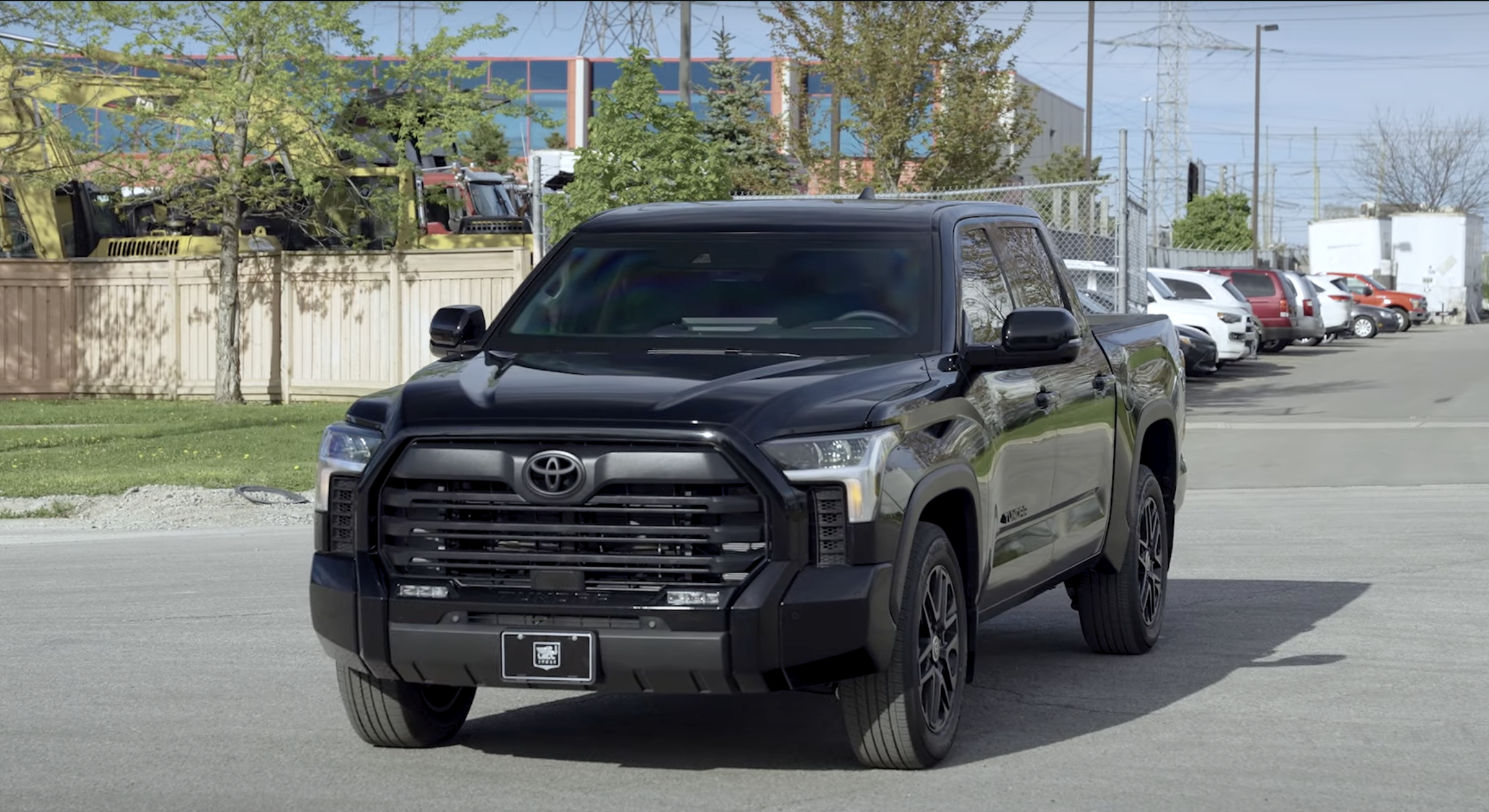 Японский пикап Toyota Tundra превратили в необычный бронированный автомобиль