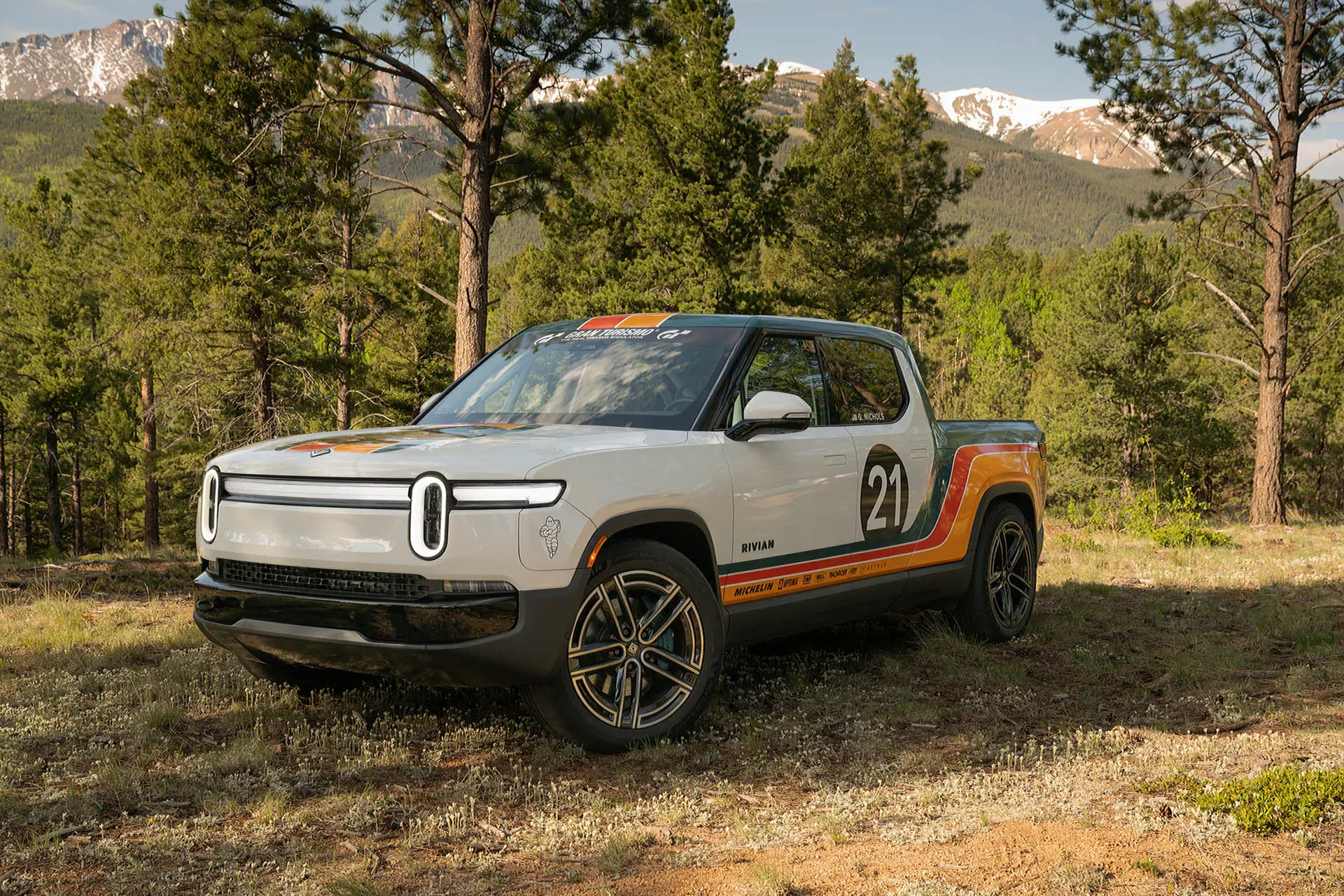 Компания Rivian отправила новый электрический пикап R1T на гонку Пайкс-Пик