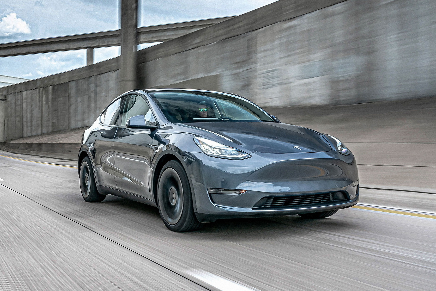 Tesla Model Y откатилась с первого на 18 место в рейтинге продаж