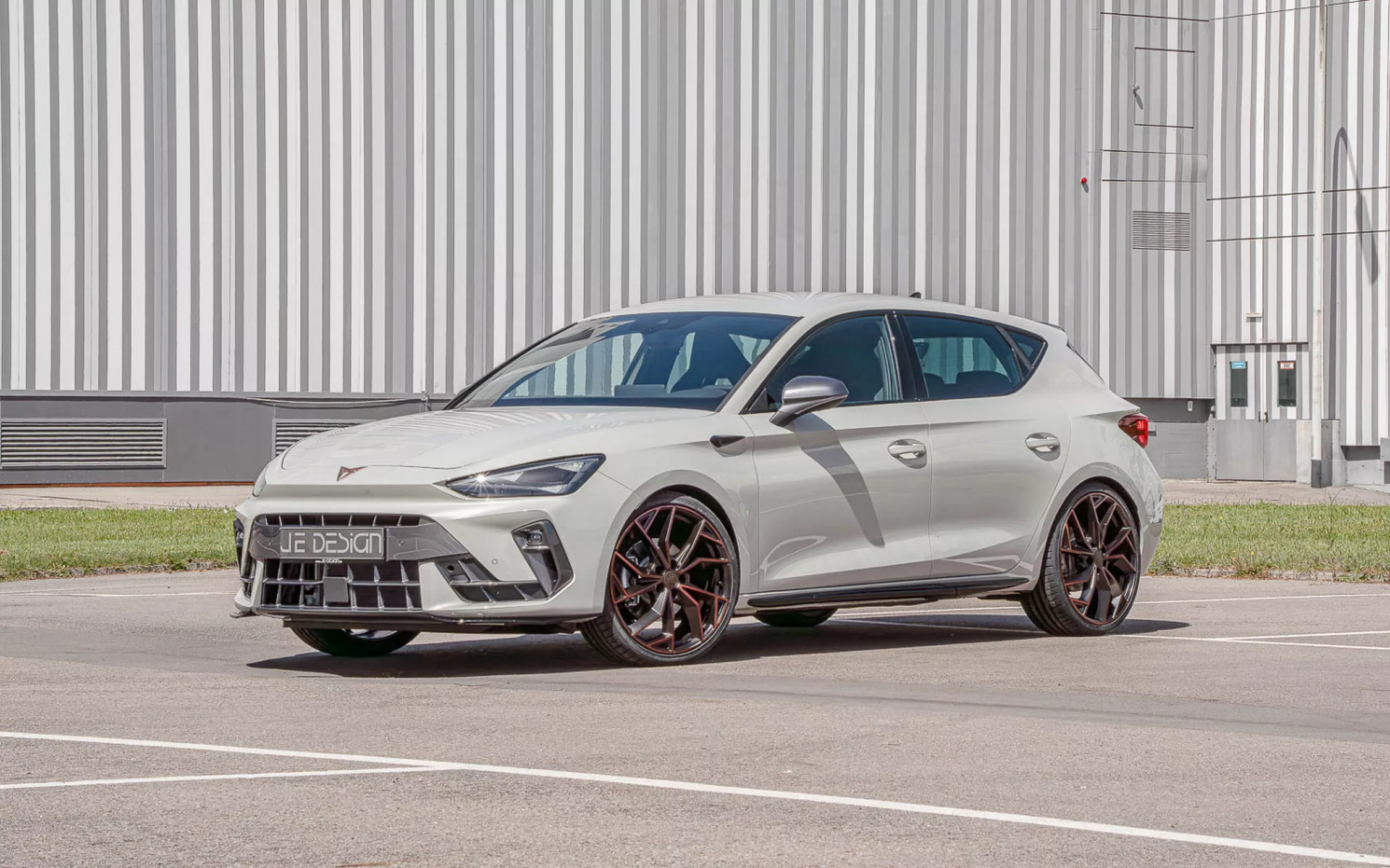 Обновлённый хэтчбек Cupra Leon получил эффектный тюнинг от ателье JE Design