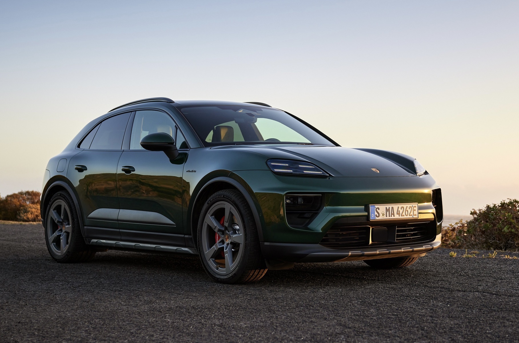 Электрическому Porsche Macan добавили две новые версии и внедорожный пакет