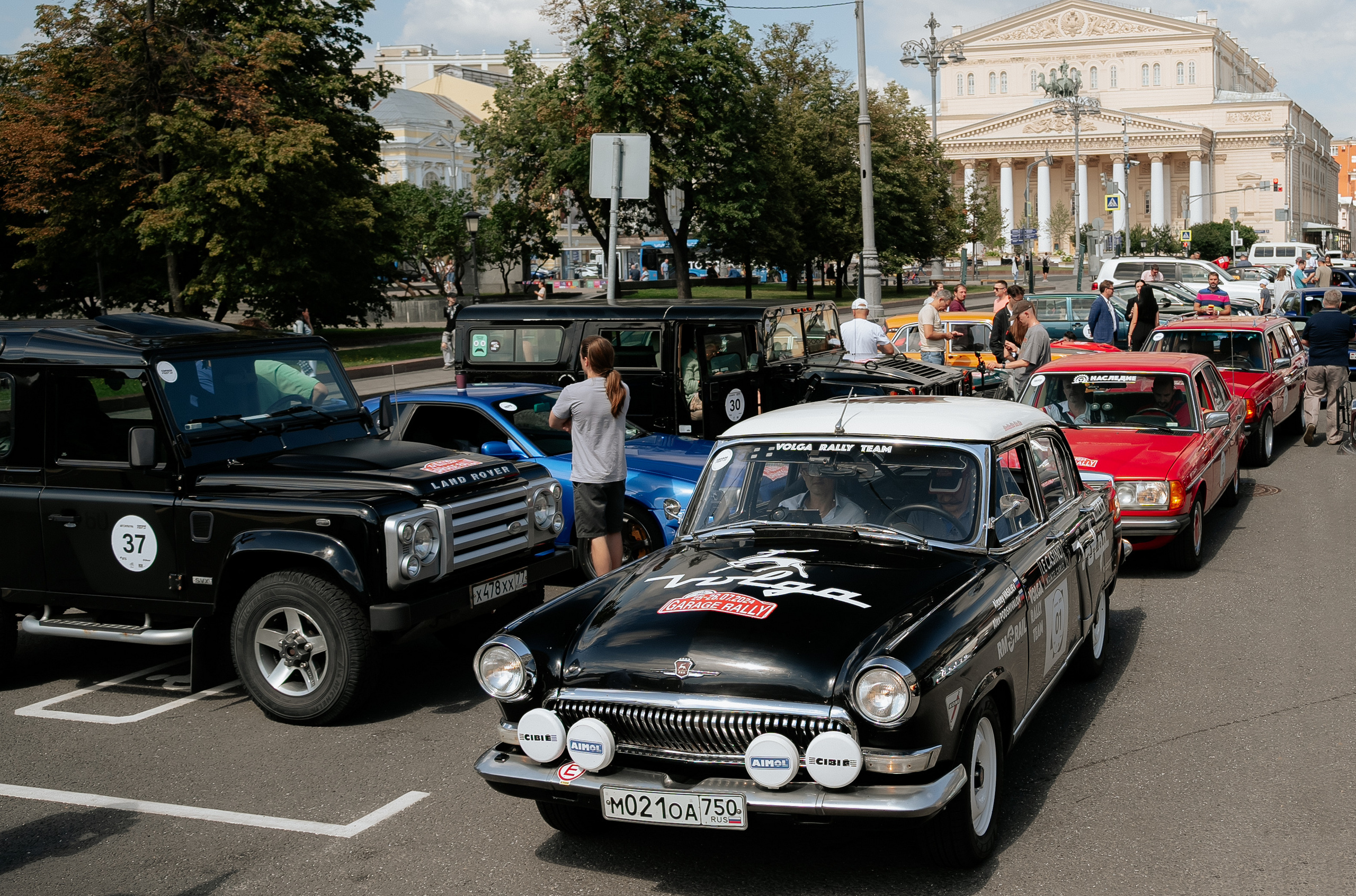 Посмотрите на старт классического Garage Rally