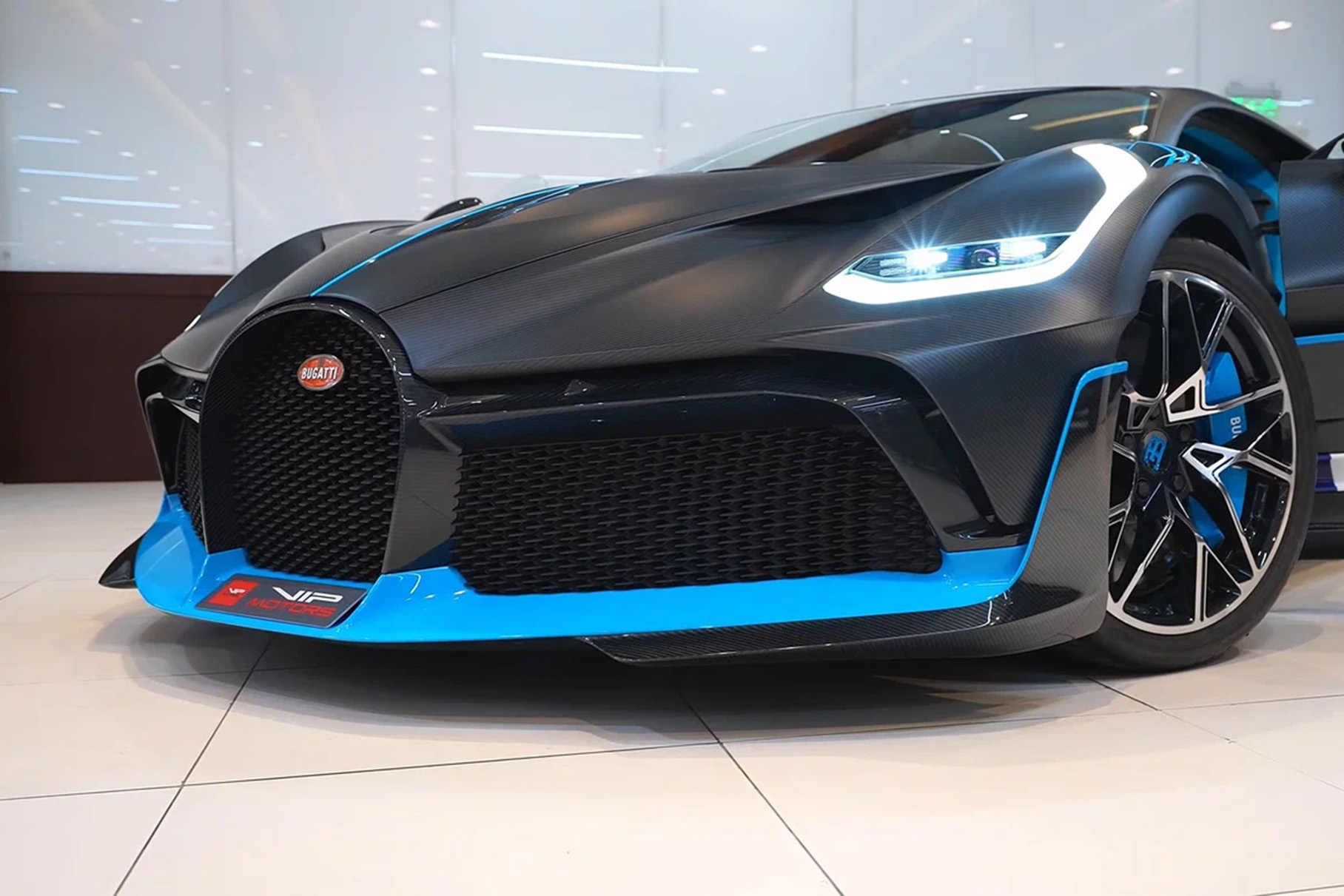 Дилер во Владивостоке продает один из 40 существующих гиперкаров Bugatti Divo