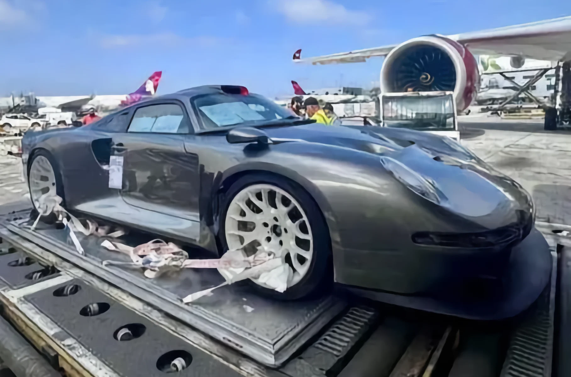 В аэропорту Лос-Анджелеса сфотографировали загадочный Porsche