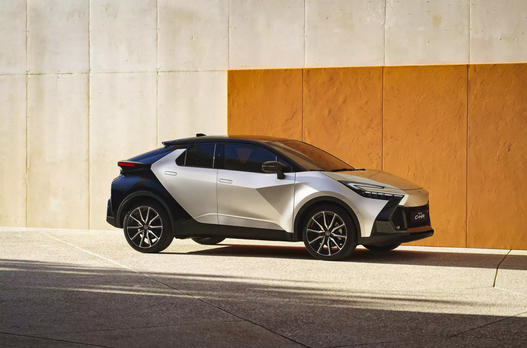 В России появился в продаже новый кроссовер Toyota C-HR