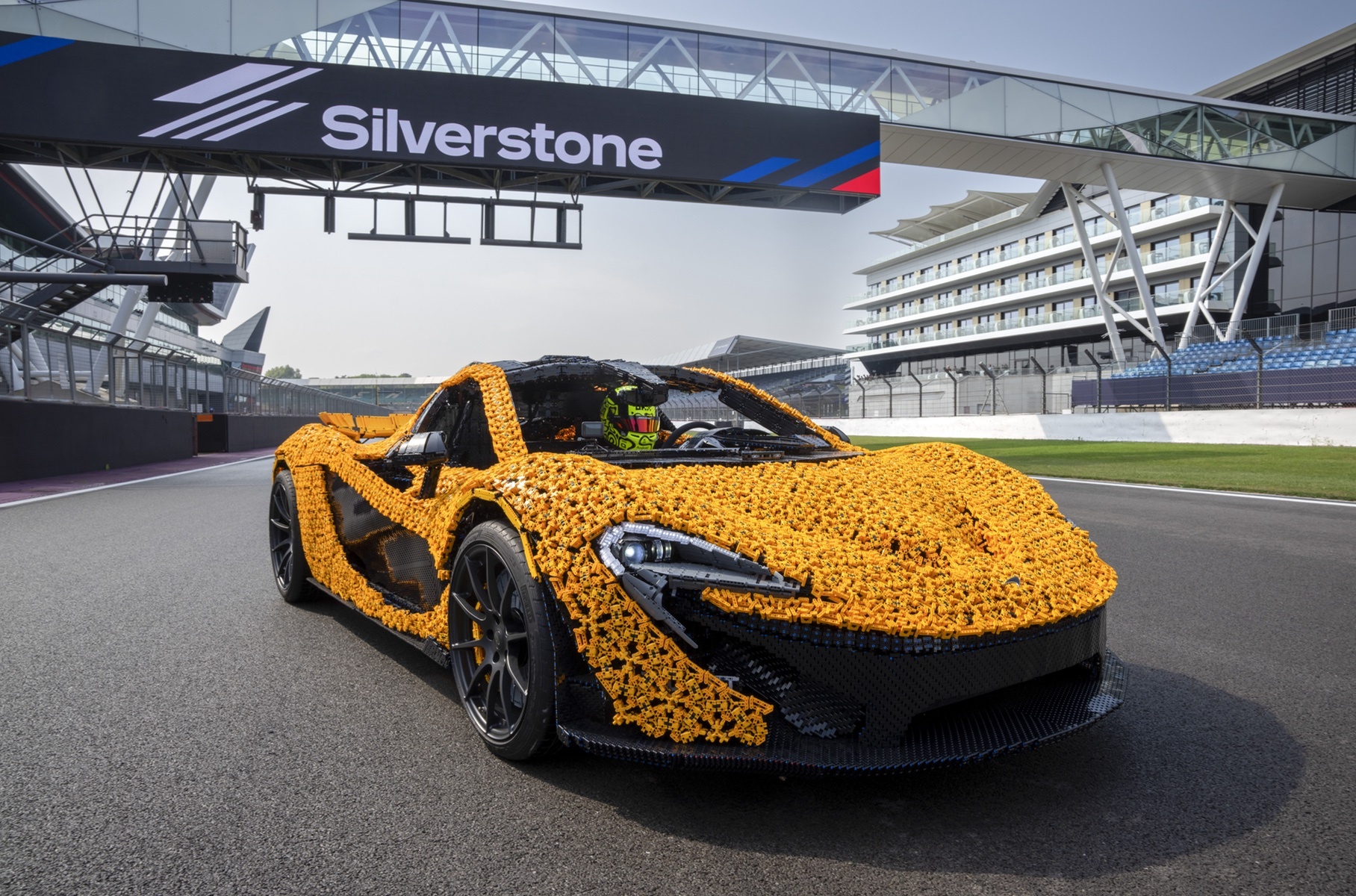 McLaren P1 из Lego смог проехать по гоночной трассе