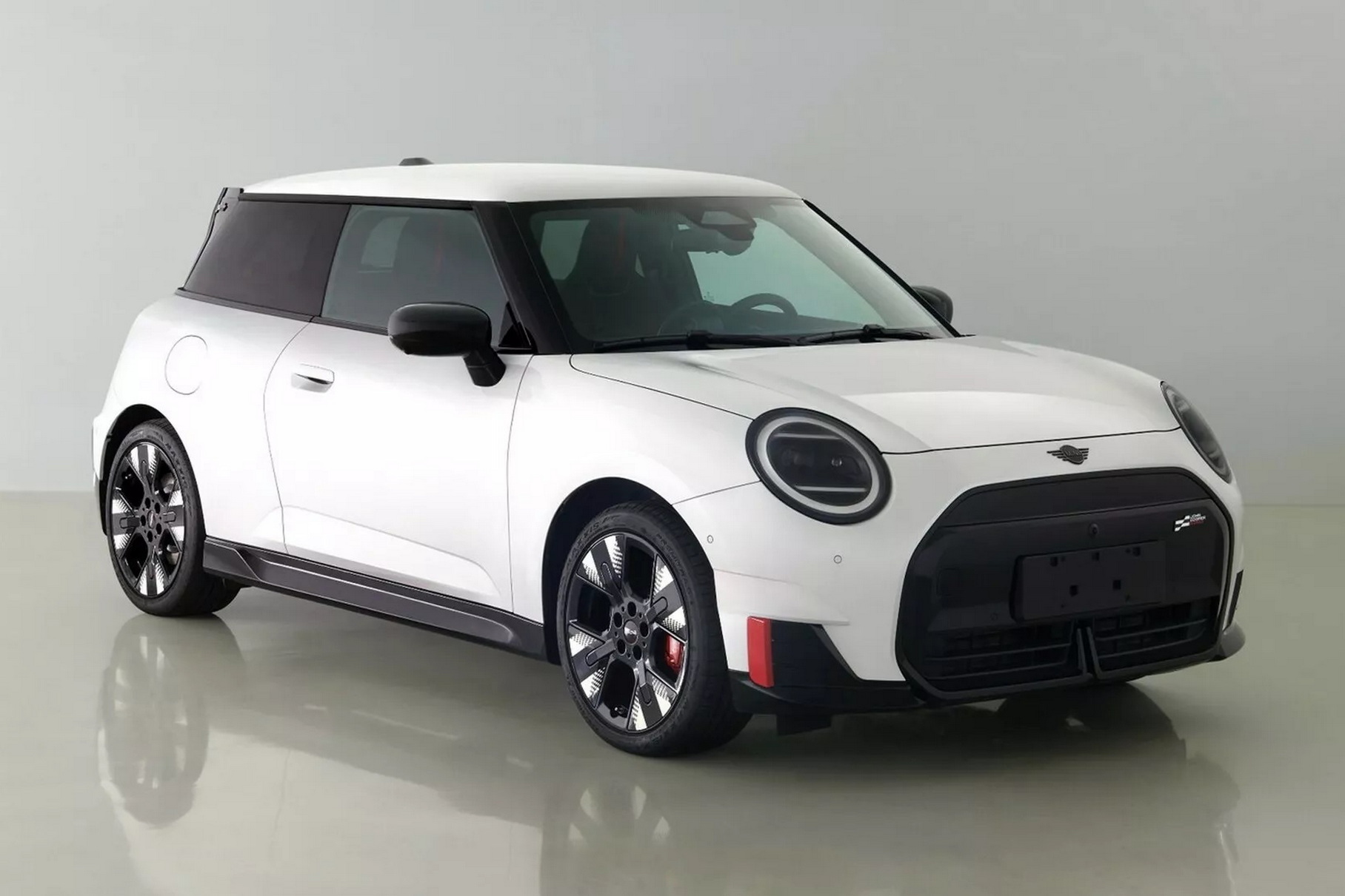 Первый «заряженный» электромобиль MINI JCW: фото и характеристики