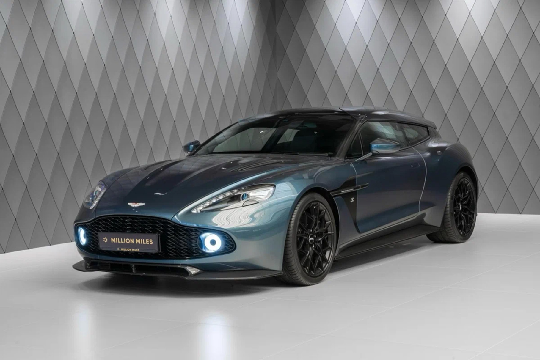 1 из 99 универсалов Aston Martin Vanquish Zagato выставили на продажу в Москве