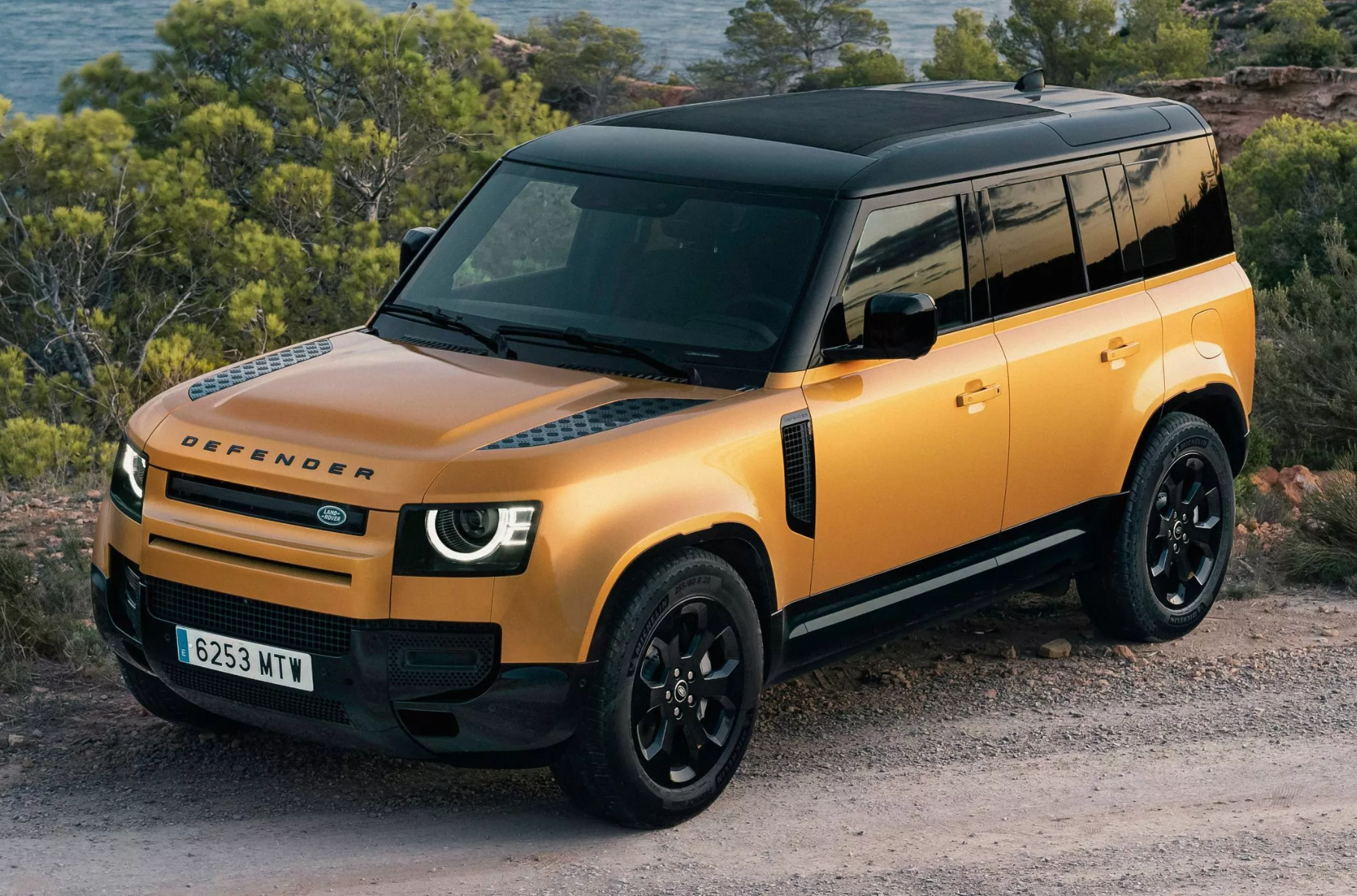 Land Rover представил Defender в стиле Ибицы