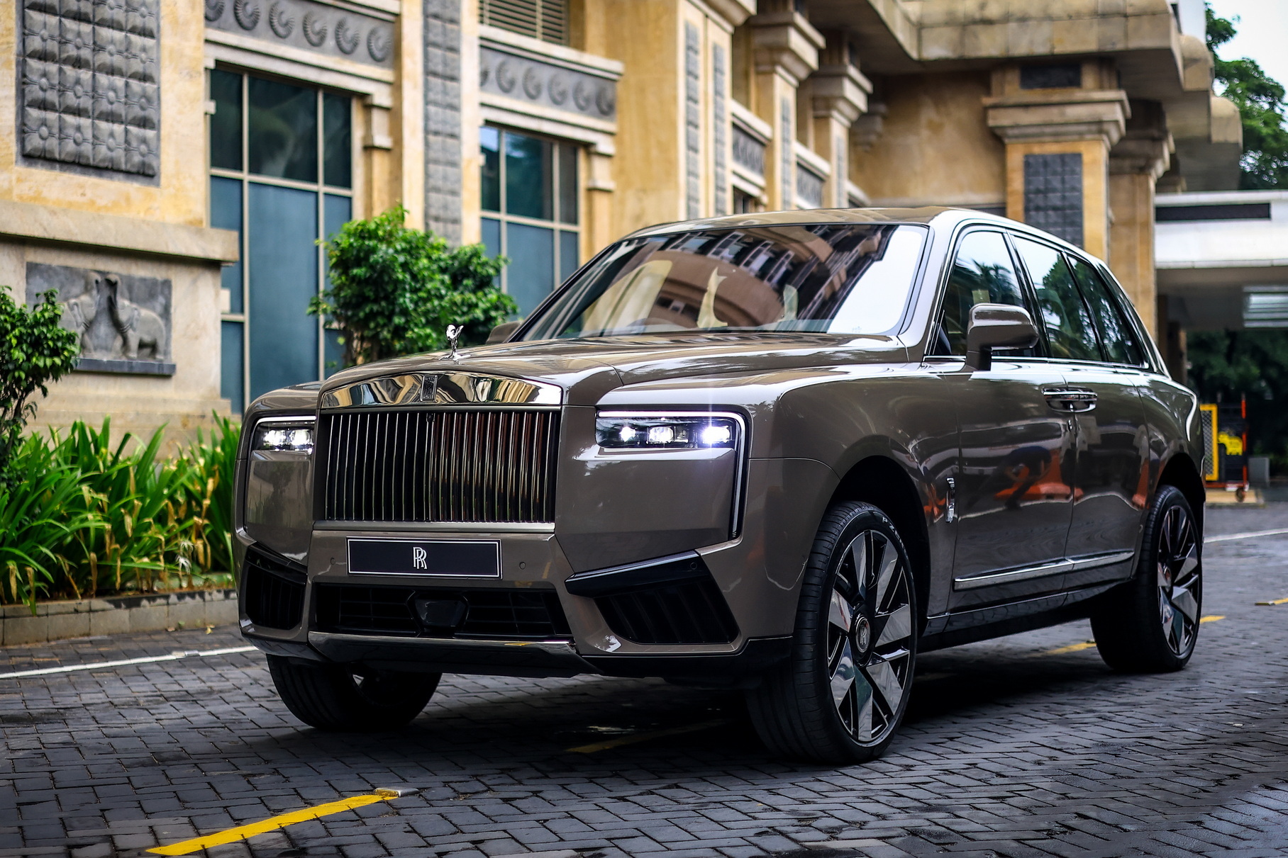 Выяснилось, когда Rolls-Royce откажется от двигателя V12