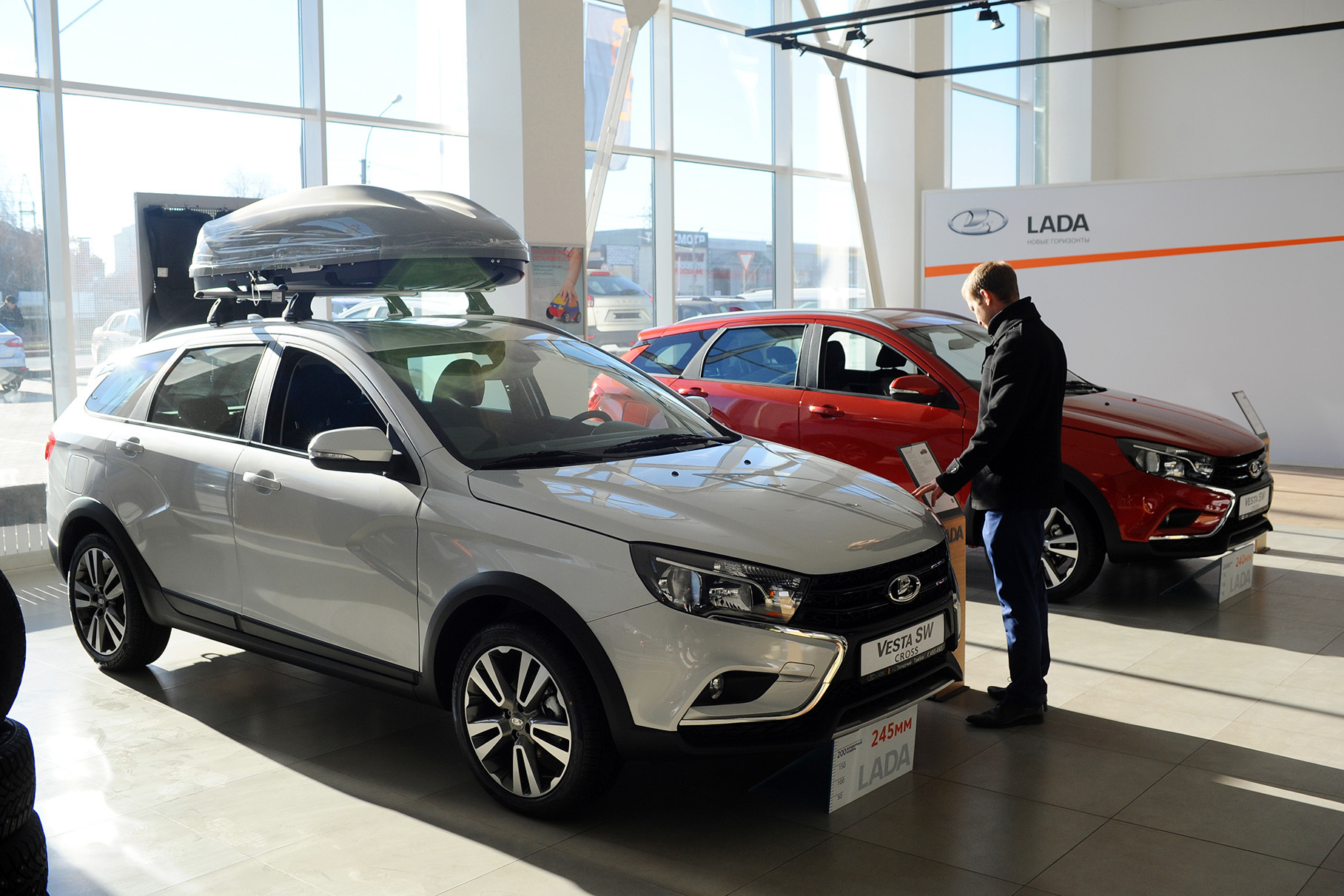 Бренды Lada и Geely пытаются завоевать лидерство на автомобильном рынке Беларуси