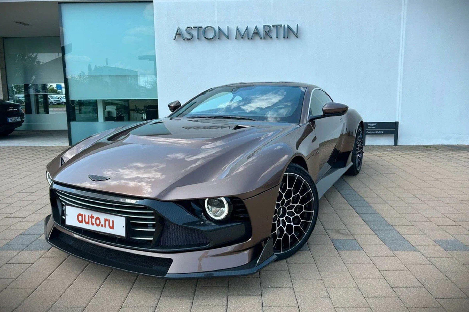 Во Владивостоке продают новый суперкар Aston Martin Valour за 290 миллионов рублей