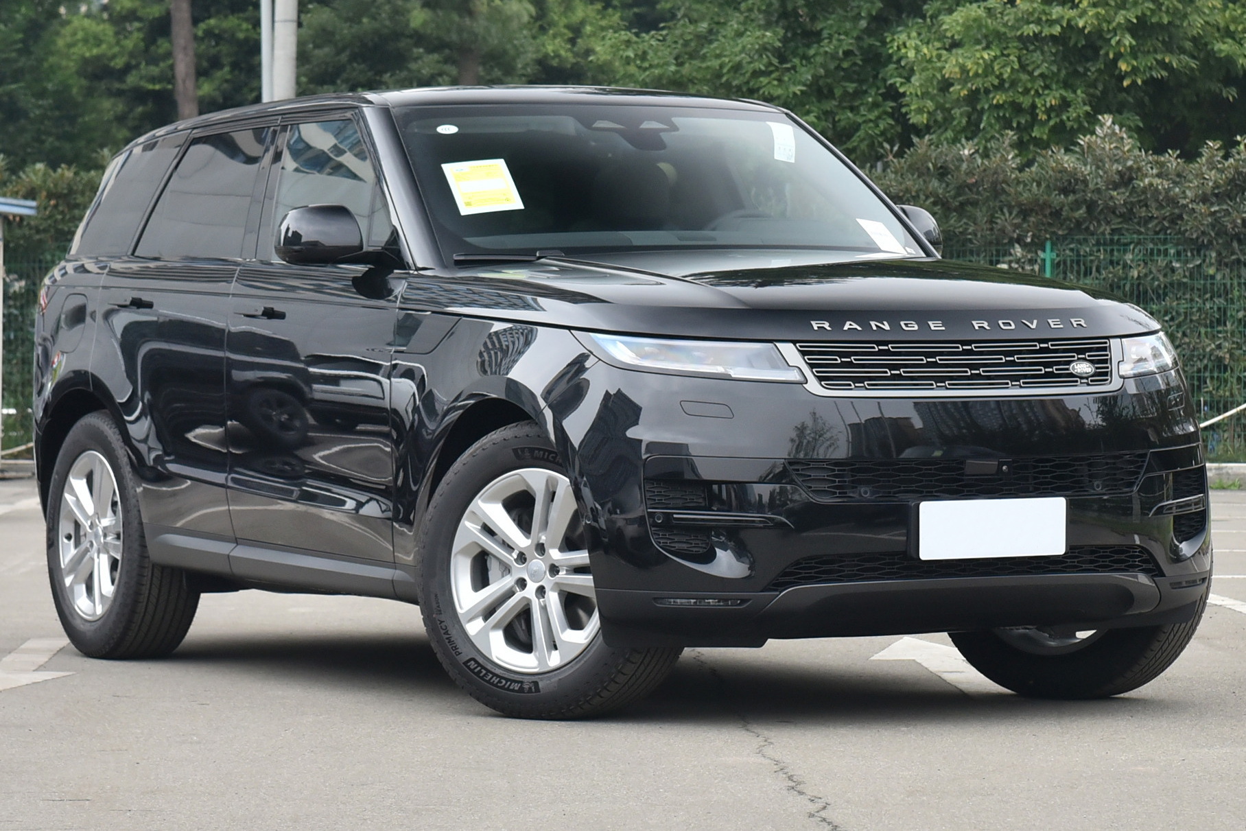 Новый Range Rover Sport лишился V8 и сильно подешевел