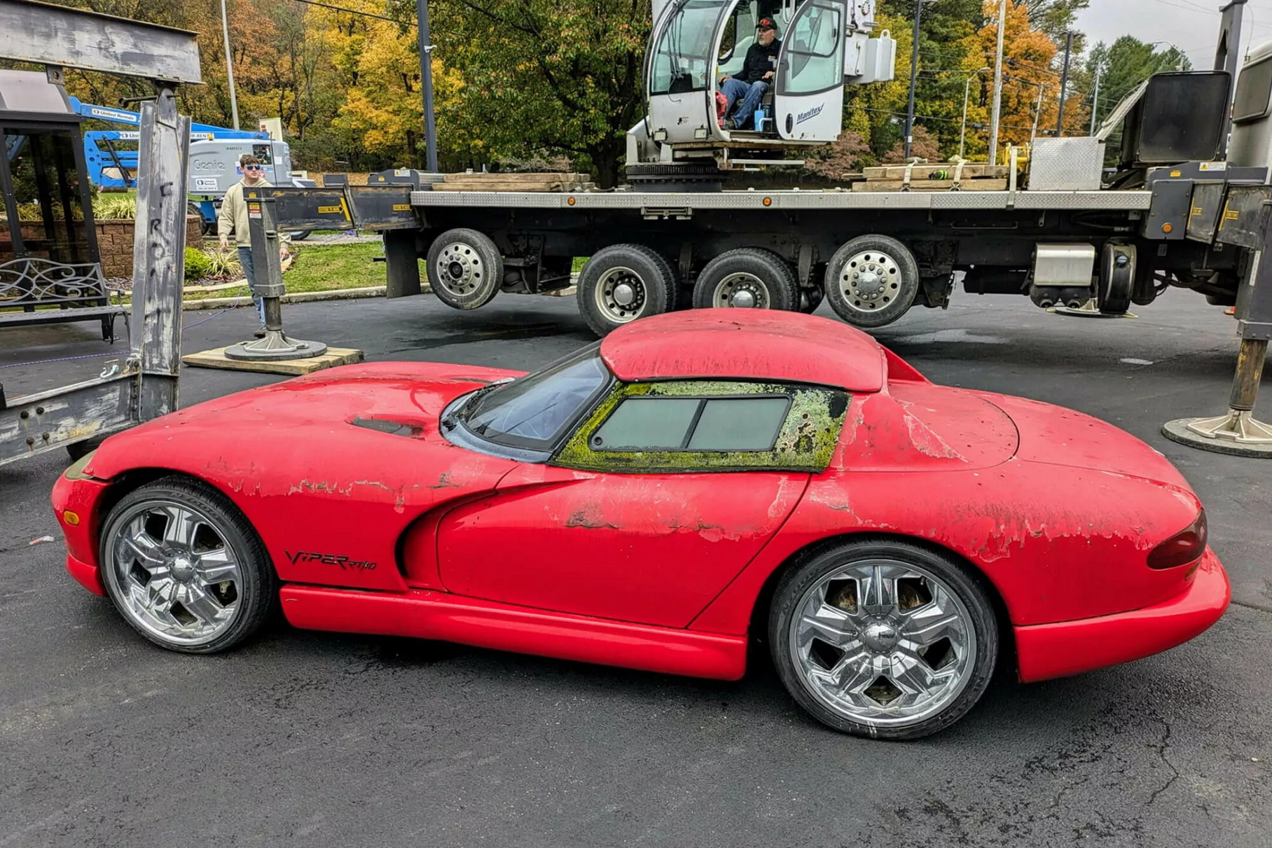 Посмотрите на новый заплесневелый Dodge Viper, в котором птицы свили гнезда