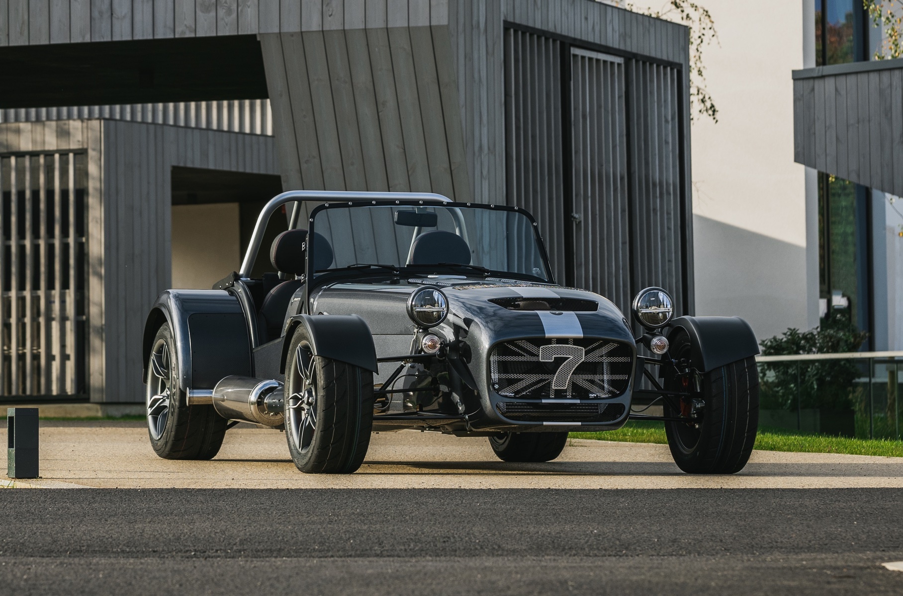 Фирма Caterham представила лимитированный родстер Seven CSR Twenty